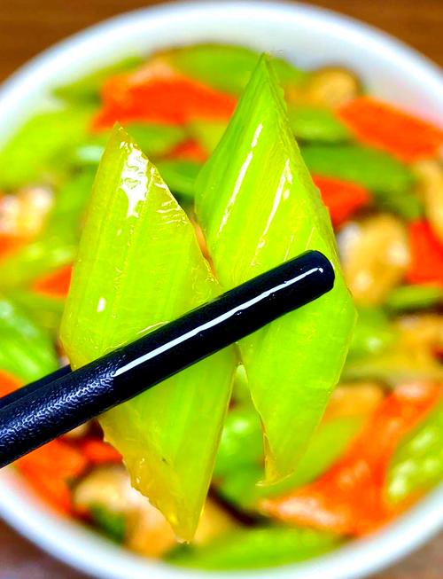 香菇炒芹菜的做法(香菇炒芹菜怎么做好吃窍门)-第1张图片-窝头美食网 香菇炒芹菜的做法(香菇炒芹菜怎么做好吃窍门)-第1张图片-窝头美食网