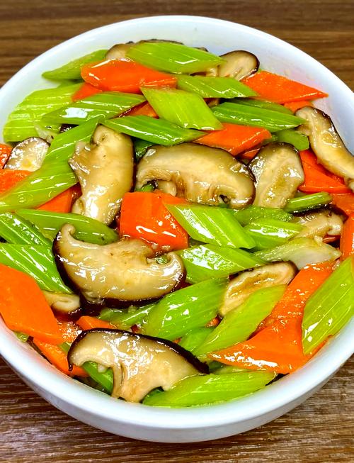 香菇炒芹菜的做法(香菇炒芹菜怎么做好吃窍门)-第2张图片-窝头美食网 香菇炒芹菜的做法(香菇炒芹菜怎么做好吃窍门)-第2张图片-窝头美食网