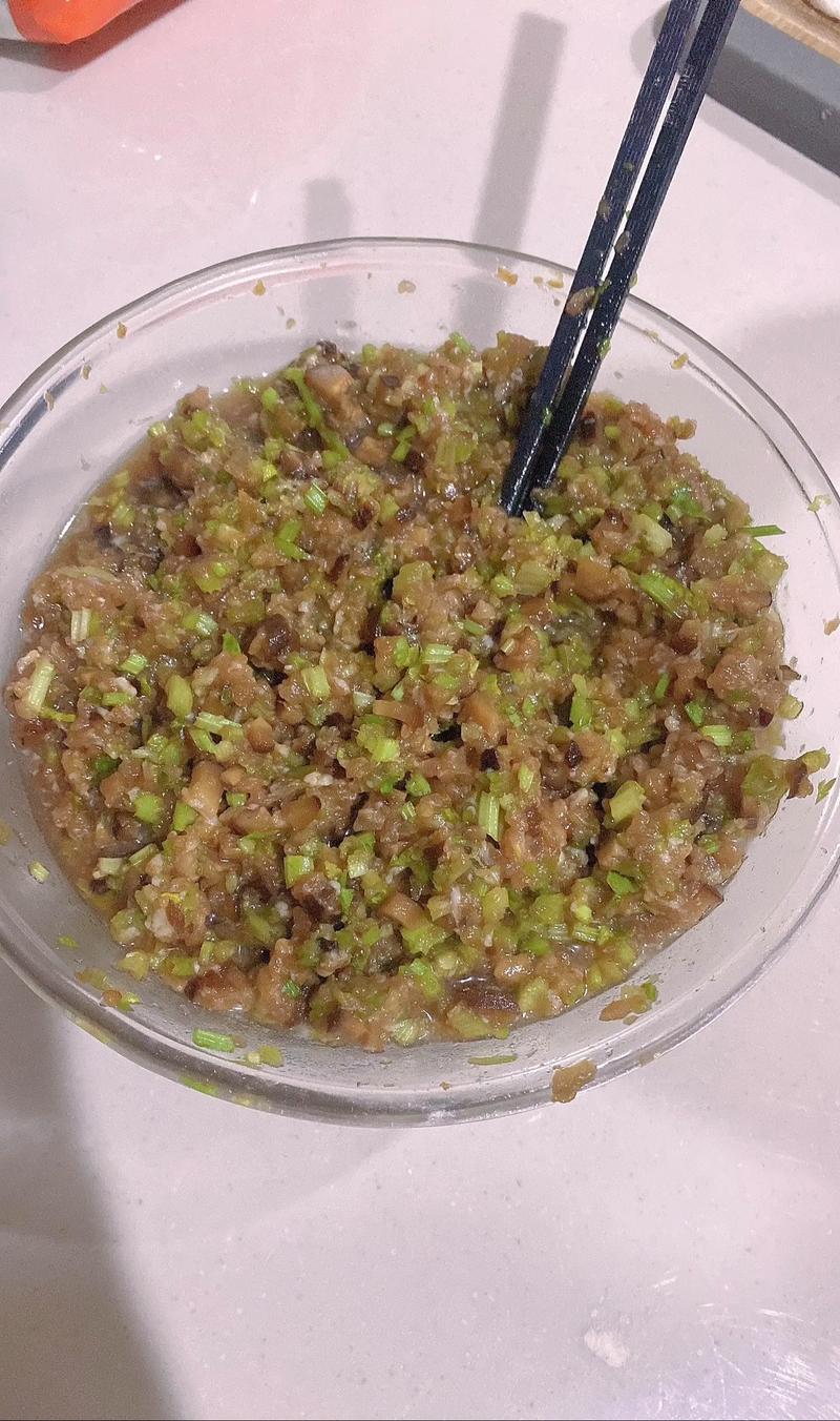 芹菜饺子好吃吗(芹菜饺子的口感)-第1张图片-窝头美食网 芹菜饺子好吃吗(芹菜饺子的口感)-第1张图片-窝头美食网